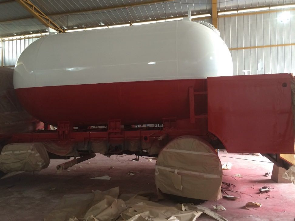 camión granel recien pintado dentro del taller vista lateral izquierda 